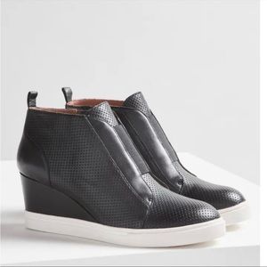 Linea Paola size 5.5 Women’s wedge sneaker black leather